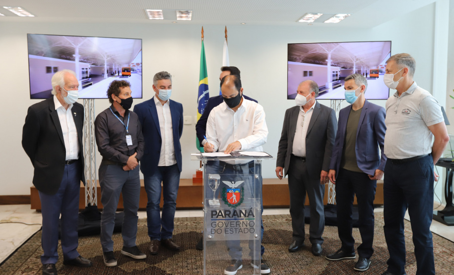 O governador Carlos Massa Ratinho Junior assina nesta terca-feira (21),  a ordem de serviço para construcao do novo terminal de Piraquara ao lado do Prefeito Josimar Fróes. - 21/09/2021 - Foto: Geraldo Bubniak/AEN