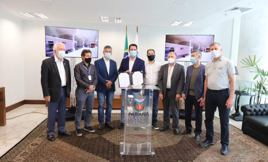 O governador Carlos Massa Ratinho Junior assina nesta terca-feira (21),  a ordem de serviço para construcao do novo terminal de Piraquara ao lado do Prefeito Josimar Fróes. - 21/09/2021 - Foto: Geraldo Bubniak/AEN