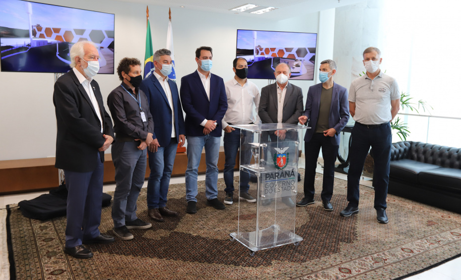 O governador Carlos Massa Ratinho Junior assina nesta terca-feira (21),  a ordem de serviço para construcao do novo terminal de Piraquara ao lado do Prefeito Josimar Fróes. - 21/09/2021 - Foto: Geraldo Bubniak/AEN