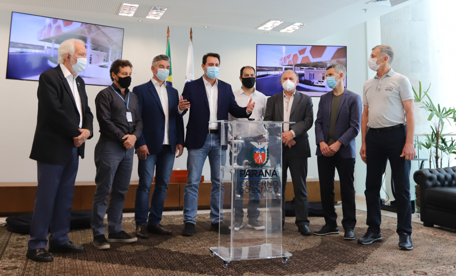 O governador Carlos Massa Ratinho Junior assina nesta terca-feira (21),  a ordem de serviço para construcao do novo terminal de Piraquara ao lado do Prefeito Josimar Fróes. - 21/09/2021 - Foto: Geraldo Bubniak/AEN