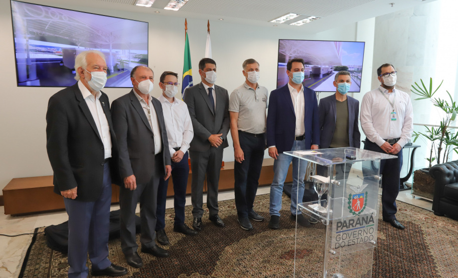 O governador Carlos Massa Ratinho Junior assina nesta terca-feira (21),  a ordem de serviço para construcao do novo terminal de Piraquara ao lado do Prefeito Josimar Fróes. - 21/09/2021 - Foto: Geraldo Bubniak/AEN