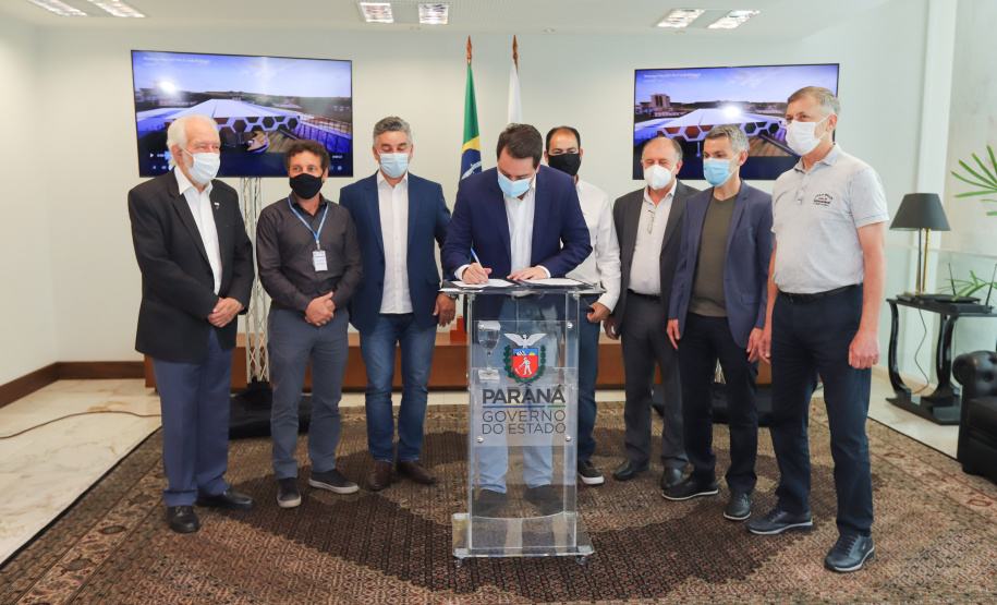 O governador Carlos Massa Ratinho Junior assina nesta terca-feira (21),  a ordem de serviço para construcao do novo terminal de Piraquara ao lado do Prefeito Josimar Fróes. - 21/09/2021 - Foto: Geraldo Bubniak/AEN