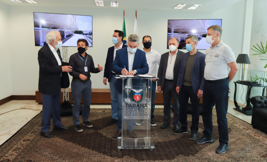 O governador Carlos Massa Ratinho Junior assina nesta terca-feira (21),  a ordem de serviço para construcao do novo terminal de Piraquara ao lado do Prefeito Josimar Fróes. - 21/09/2021 - Foto: Geraldo Bubniak/AEN