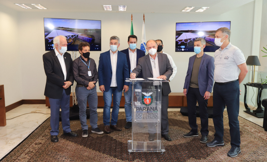O governador Carlos Massa Ratinho Junior assina nesta terca-feira (21),  a ordem de serviço para construcao do novo terminal de Piraquara ao lado do Prefeito Josimar Fróes. - 21/09/2021 - Foto: Geraldo Bubniak/AEN