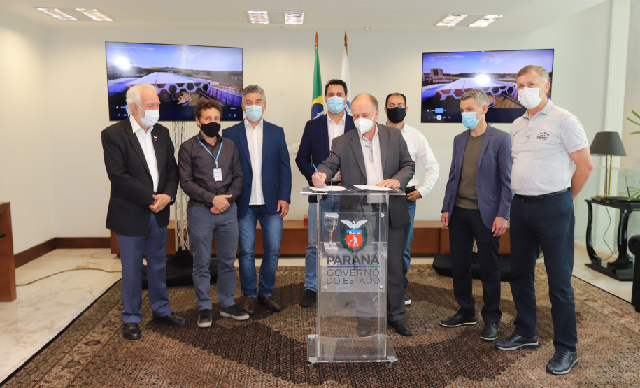 O governador Carlos Massa Ratinho Junior assina nesta terca-feira (21),  a ordem de serviço para construcao do novo terminal de Piraquara ao lado do Prefeito Josimar Fróes. - 21/09/2021 - Foto: Geraldo Bubniak/AEN