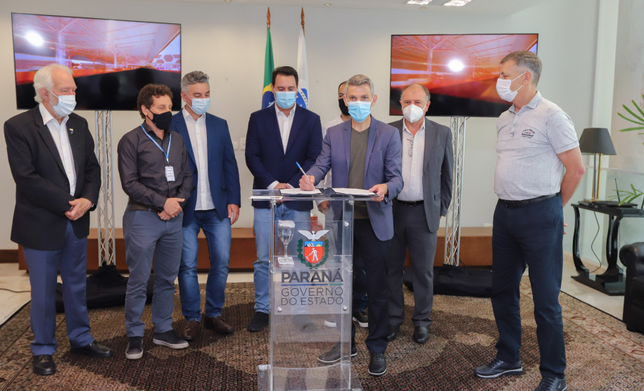 O governador Carlos Massa Ratinho Junior assina nesta terca-feira (21),  a ordem de serviço para construcao do novo terminal de Piraquara ao lado do Prefeito Josimar Fróes. - 21/09/2021 - Foto: Geraldo Bubniak/AEN