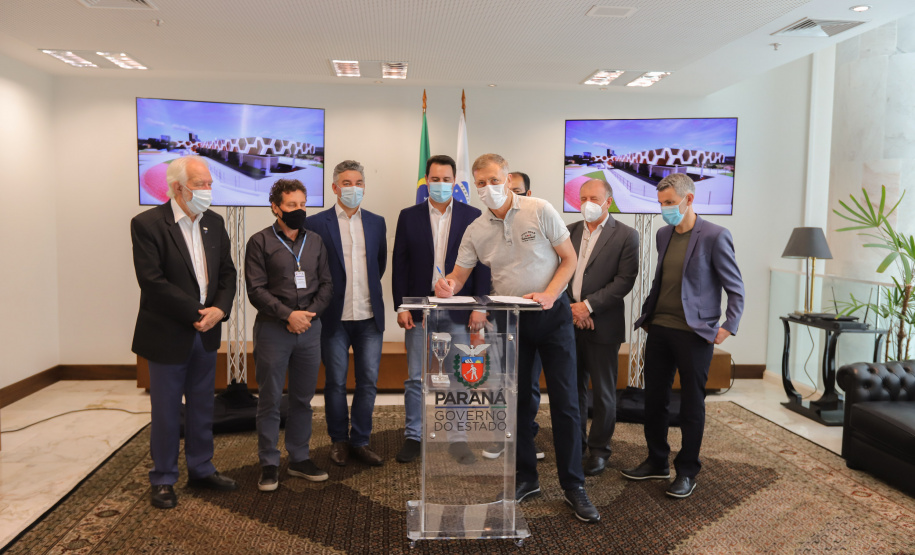 O governador Carlos Massa Ratinho Junior assina nesta terca-feira (21),  a ordem de serviço para construcao do novo terminal de Piraquara ao lado do Prefeito Josimar Fróes. - 21/09/2021 - Foto: Geraldo Bubniak/AEN