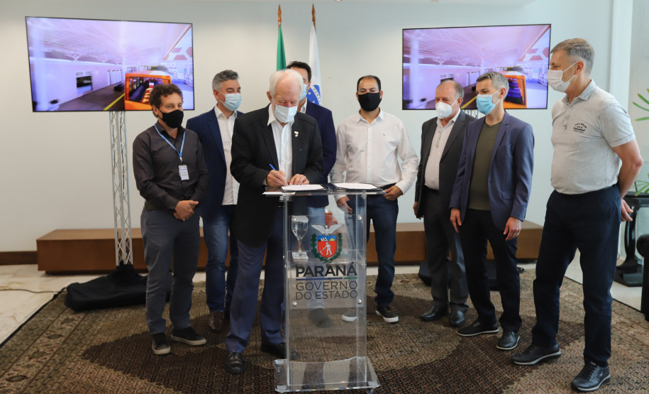 O governador Carlos Massa Ratinho Junior assina nesta terca-feira (21),  a ordem de serviço para construcao do novo terminal de Piraquara ao lado do Prefeito Josimar Fróes. - 21/09/2021 - Foto: Geraldo Bubniak/AEN
