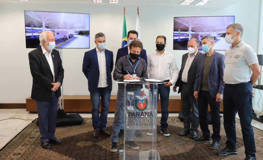 O governador Carlos Massa Ratinho Junior assina nesta terca-feira (21),  a ordem de serviço para construcao do novo terminal de Piraquara ao lado do Prefeito Josimar Fróes. - 21/09/2021 - Foto: Geraldo Bubniak/AEN