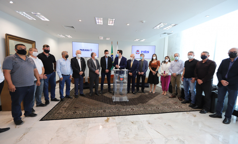 Pien O governador Carlos Massa Ratinho Junior assina nesta terca-feira (21), a liberaçao de recursos para investimentos ao lado do Prefeito de Pien, Maicon Grosskopf. - 21/09/2021 - Foto: Geraldo Bubniak/AEN