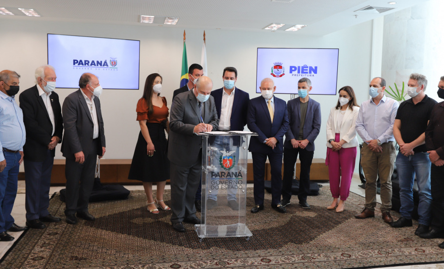 Pien O governador Carlos Massa Ratinho Junior assina nesta terca-feira (21), a liberaçao de recursos para investimentos ao lado do Prefeito de Pien, Maicon Grosskopf. - 21/09/2021 - Foto: Geraldo Bubniak/AEN