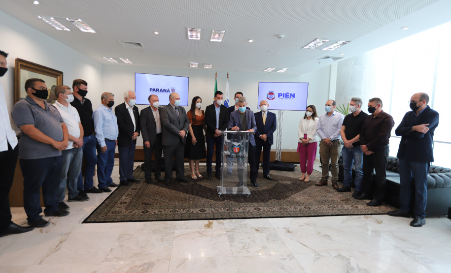 Pien O governador Carlos Massa Ratinho Junior assina nesta terca-feira (21), a liberaçao de recursos para investimentos ao lado do Prefeito de Pien, Maicon Grosskopf. - 21/09/2021 - Foto: Geraldo Bubniak/AEN