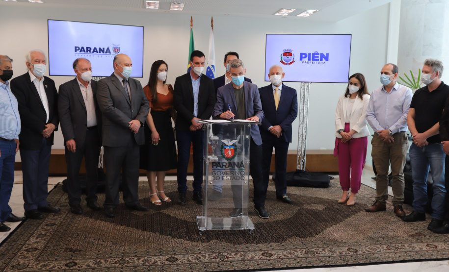 Pien O governador Carlos Massa Ratinho Junior assina nesta terca-feira (21), a liberaçao de recursos para investimentos ao lado do Prefeito de Pien, Maicon Grosskopf. - 21/09/2021 - Foto: Geraldo Bubniak/AEN