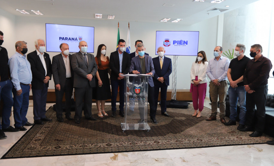 Pien O governador Carlos Massa Ratinho Junior assina nesta terca-feira (21), a liberaçao de recursos para investimentos ao lado do Prefeito de Pien, Maicon Grosskopf. - 21/09/2021 - Foto: Geraldo Bubniak/AEN