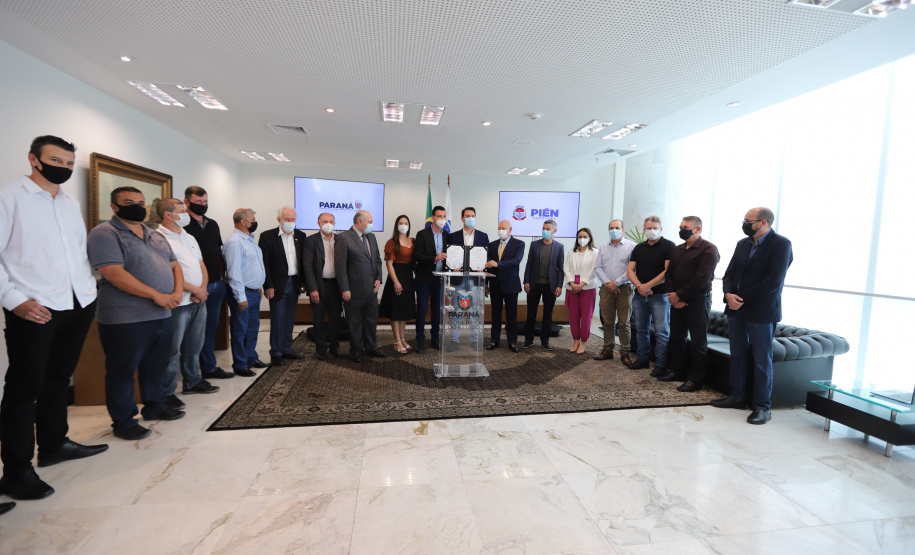 Pien O governador Carlos Massa Ratinho Junior assina nesta terca-feira (21), a liberaçao de recursos para investimentos ao lado do Prefeito de Pien, Maicon Grosskopf. - 21/09/2021 - Foto: Geraldo Bubniak/AEN