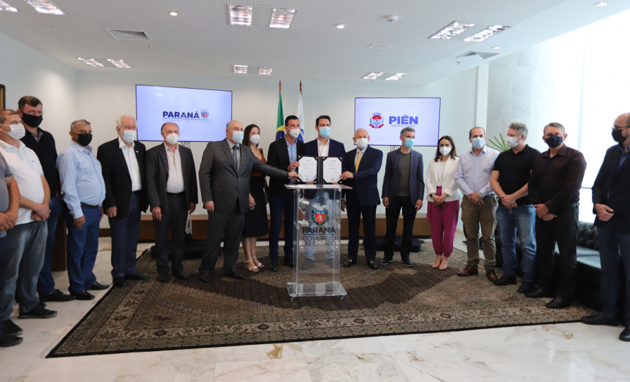 Pien O governador Carlos Massa Ratinho Junior assina nesta terca-feira (21), a liberaçao de recursos para investimentos ao lado do Prefeito de Pien, Maicon Grosskopf. - 21/09/2021 - Foto: Geraldo Bubniak/AEN