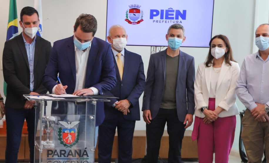 Pien O governador Carlos Massa Ratinho Junior assina nesta terca-feira (21), a liberaçao de recursos para investimentos ao lado do Prefeito de Pien, Maicon Grosskopf. - 21/09/2021 - Foto: Geraldo Bubniak/AEN
