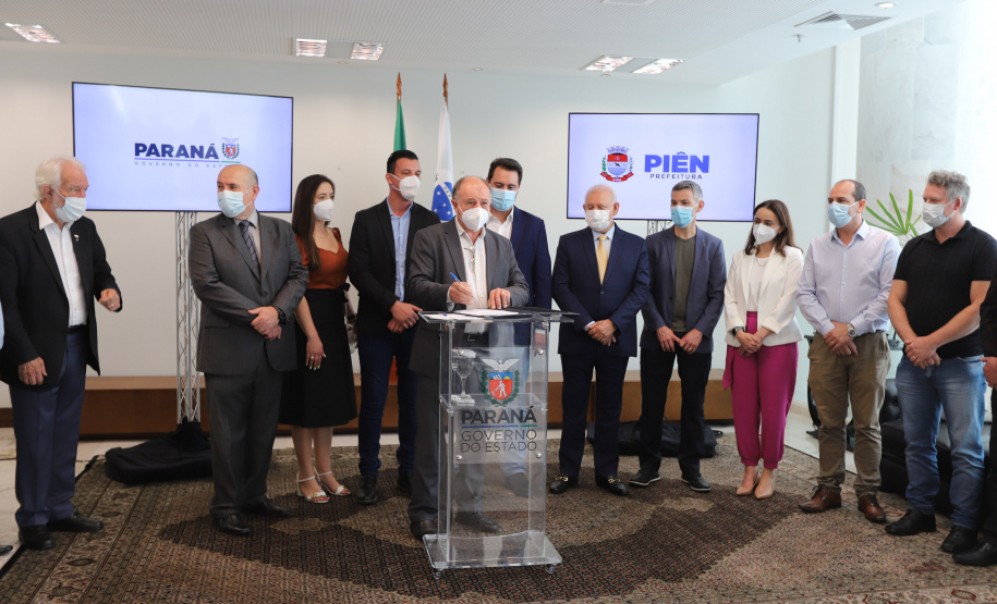 Pien O governador Carlos Massa Ratinho Junior assina nesta terca-feira (21), a liberaçao de recursos para investimentos ao lado do Prefeito de Pien, Maicon Grosskopf. - 21/09/2021 - Foto: Geraldo Bubniak/AEN