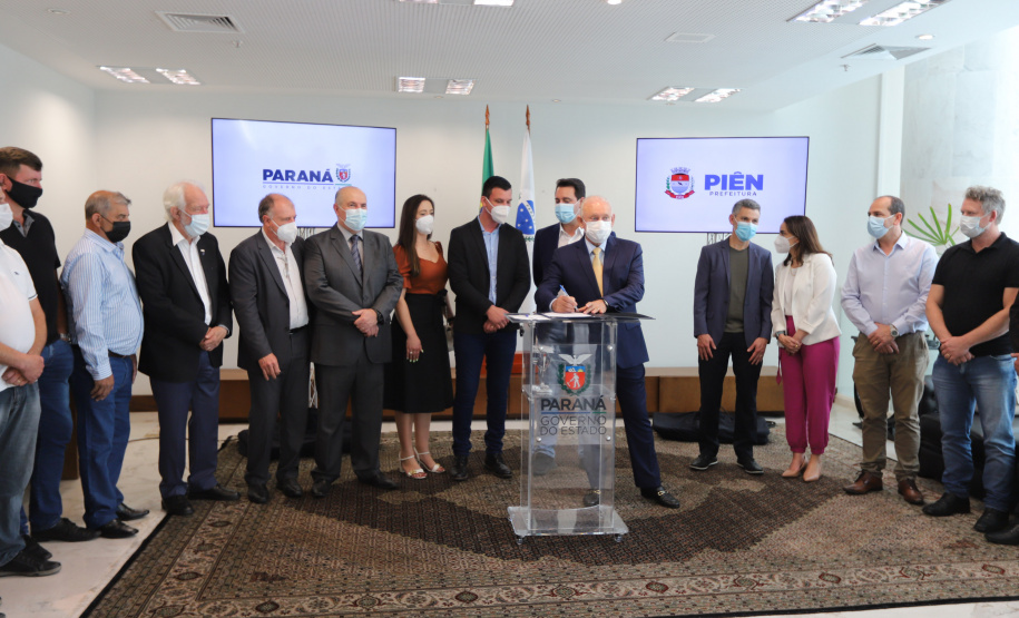 Pien O governador Carlos Massa Ratinho Junior assina nesta terca-feira (21), a liberaçao de recursos para investimentos ao lado do Prefeito de Pien, Maicon Grosskopf. - 21/09/2021 - Foto: Geraldo Bubniak/AEN