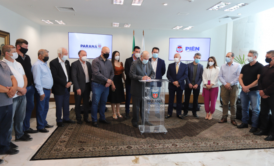 Pien O governador Carlos Massa Ratinho Junior assina nesta terca-feira (21), a liberaçao de recursos para investimentos ao lado do Prefeito de Pien, Maicon Grosskopf. - 21/09/2021 - Foto: Geraldo Bubniak/AEN