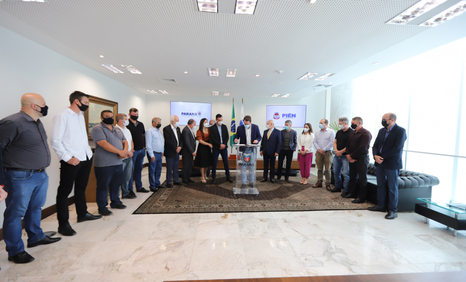 Pien O governador Carlos Massa Ratinho Junior assina nesta terca-feira (21), a liberaçao de recursos para investimentos ao lado do Prefeito de Pien, Maicon Grosskopf. - 21/09/2021 - Foto: Geraldo Bubniak/AEN