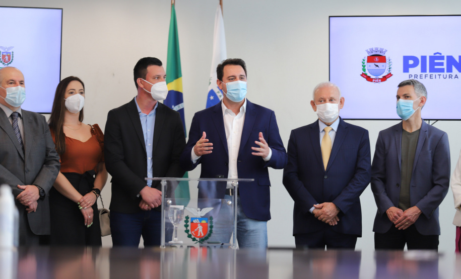 Pien O governador Carlos Massa Ratinho Junior assina nesta terca-feira (21), a liberaçao de recursos para investimentos ao lado do Prefeito de Pien, Maicon Grosskopf. - 21/09/2021 - Foto: Geraldo Bubniak/AEN