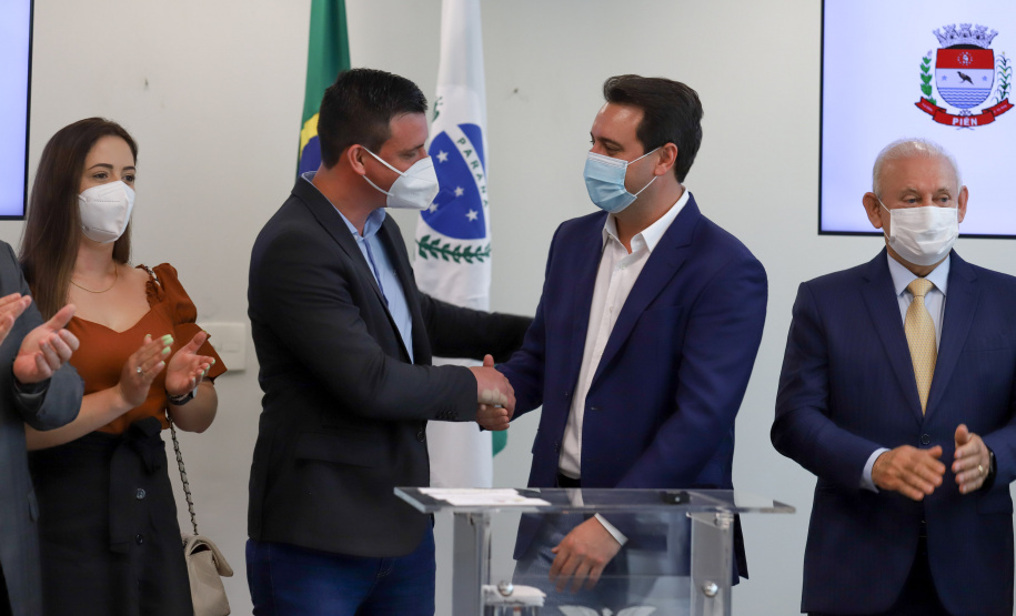 Pien O governador Carlos Massa Ratinho Junior assina nesta terca-feira (21), a liberaçao de recursos para investimentos ao lado do Prefeito de Pien, Maicon Grosskopf. - 21/09/2021 - Foto: Geraldo Bubniak/AEN