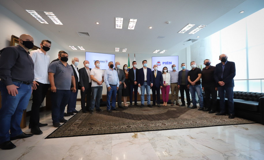 Pien O governador Carlos Massa Ratinho Junior assina nesta terca-feira (21), a liberaçao de recursos para investimentos ao lado do Prefeito de Pien, Maicon Grosskopf. - 21/09/2021 - Foto: Geraldo Bubniak/AEN