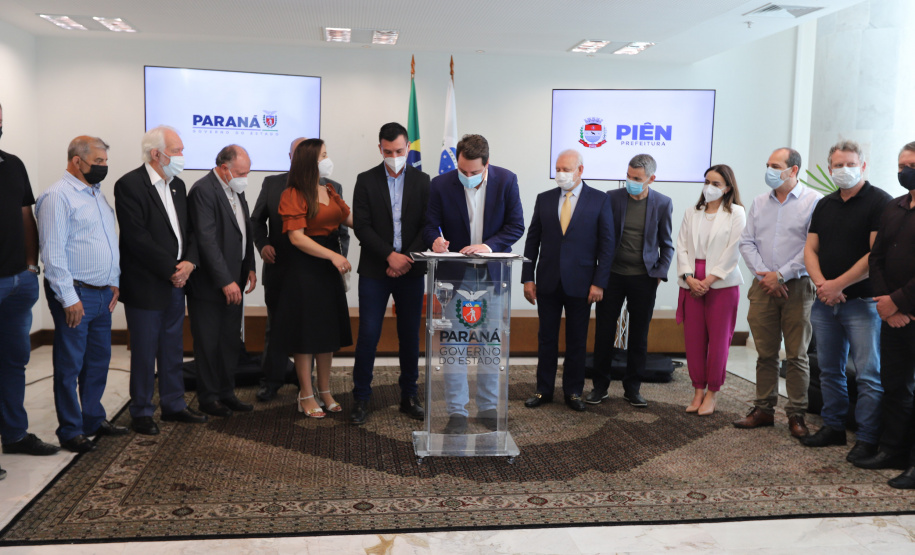 Pien O governador Carlos Massa Ratinho Junior assina nesta terca-feira (21), a liberaçao de recursos para investimentos ao lado do Prefeito de Pien, Maicon Grosskopf. - 21/09/2021 - Foto: Geraldo Bubniak/AEN
