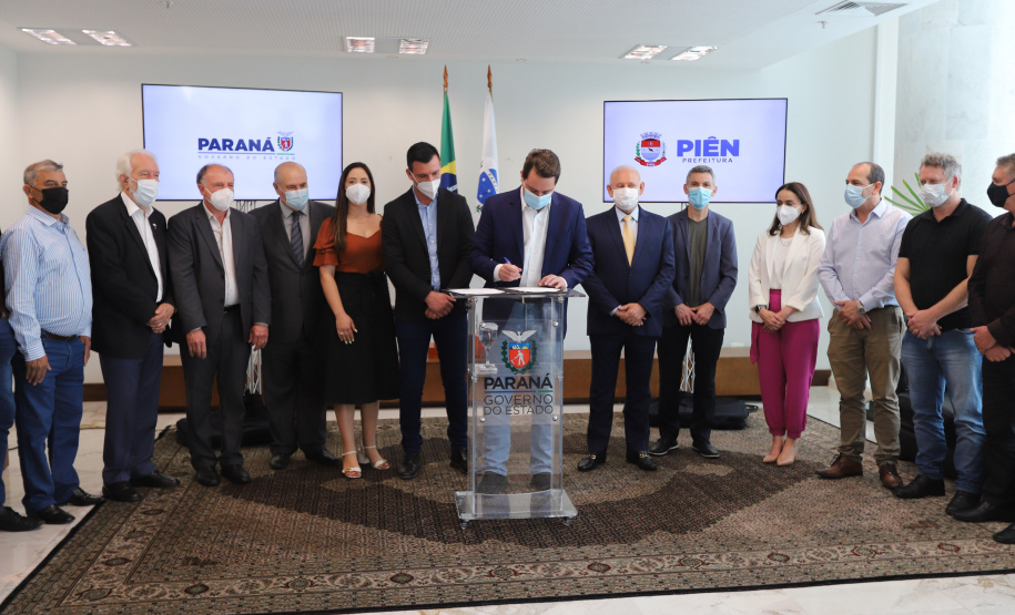 Pien O governador Carlos Massa Ratinho Junior assina nesta terca-feira (21), a liberaçao de recursos para investimentos ao lado do Prefeito de Pien, Maicon Grosskopf. - 21/09/2021 - Foto: Geraldo Bubniak/AEN