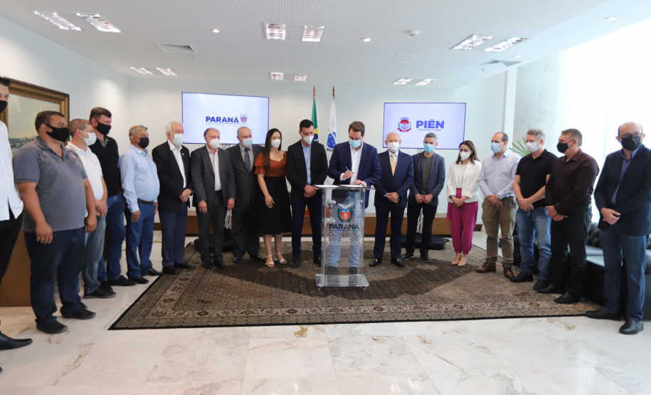 Pien O governador Carlos Massa Ratinho Junior assina nesta terca-feira (21), a liberaçao de recursos para investimentos ao lado do Prefeito de Pien, Maicon Grosskopf. - 21/09/2021 - Foto: Geraldo Bubniak/AEN