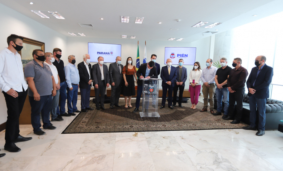 Pien O governador Carlos Massa Ratinho Junior assina nesta terca-feira (21), a liberaçao de recursos para investimentos ao lado do Prefeito de Pien, Maicon Grosskopf. - 21/09/2021 - Foto: Geraldo Bubniak/AEN