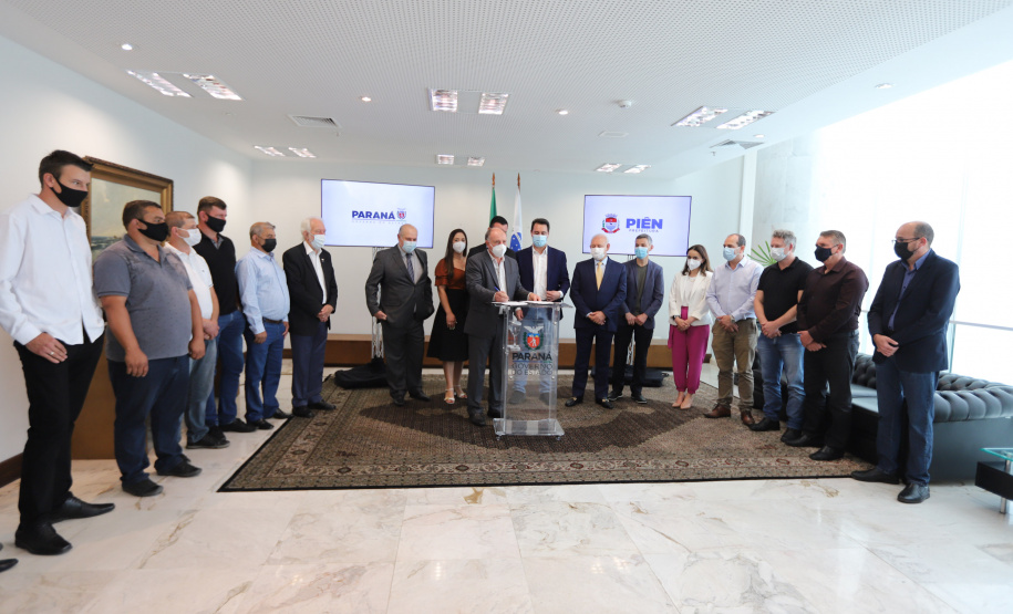 Pien O governador Carlos Massa Ratinho Junior assina nesta terca-feira (21), a liberaçao de recursos para investimentos ao lado do Prefeito de Pien, Maicon Grosskopf. - 21/09/2021 - Foto: Geraldo Bubniak/AEN