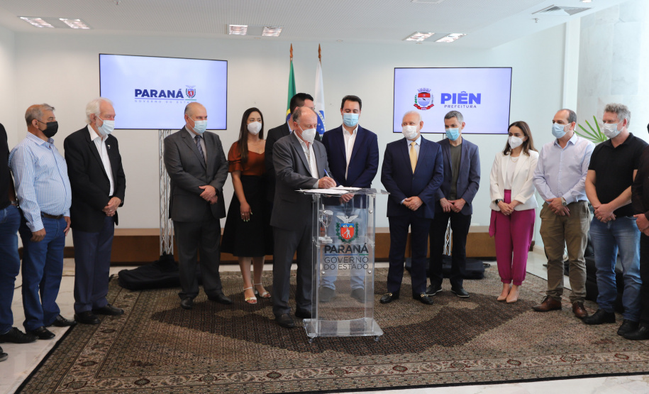 Pien O governador Carlos Massa Ratinho Junior assina nesta terca-feira (21), a liberaçao de recursos para investimentos ao lado do Prefeito de Pien, Maicon Grosskopf. - 21/09/2021 - Foto: Geraldo Bubniak/AEN
