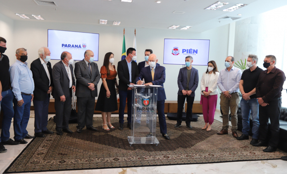 Pien O governador Carlos Massa Ratinho Junior assina nesta terca-feira (21), a liberaçao de recursos para investimentos ao lado do Prefeito de Pien, Maicon Grosskopf. - 21/09/2021 - Foto: Geraldo Bubniak/AEN