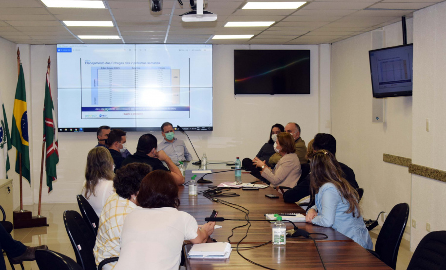 O Paraná vai começar a vacinar adolescentes de 12 a 17 anos com comorbidades e jovens de 17 anos sem comorbidades. A definição aconteceu nesta terça-feira (21) em reunião da Secretaria de Estado da Saúde com o Conselho de Secretarias Municipais de Saúde do Paraná (Cosems/PR) e a Associação dos Municípios do Paraná (AMP). Foto: Américo Antonio/SESA