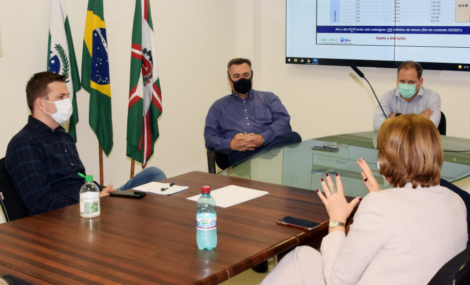 O Paraná vai começar a vacinar adolescentes de 12 a 17 anos com comorbidades e jovens de 17 anos sem comorbidades. A definição aconteceu nesta terça-feira (21) em reunião da Secretaria de Estado da Saúde com o Conselho de Secretarias Municipais de Saúde do Paraná (Cosems/PR) e a Associação dos Municípios do Paraná (AMP). Foto: Américo Antonio/SESA