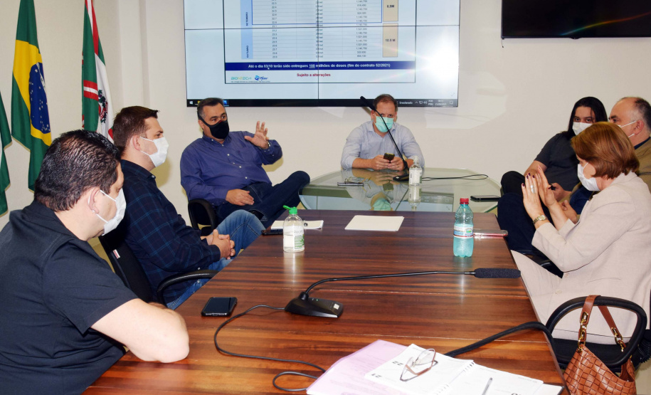 O Paraná vai começar a vacinar adolescentes de 12 a 17 anos com comorbidades e jovens de 17 anos sem comorbidades. A definição aconteceu nesta terça-feira (21) em reunião da Secretaria de Estado da Saúde com o Conselho de Secretarias Municipais de Saúde do Paraná (Cosems/PR) e a Associação dos Municípios do Paraná (AMP). Foto: Américo Antonio/SESA