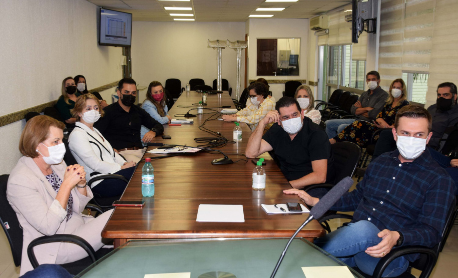 O Paraná vai começar a vacinar adolescentes de 12 a 17 anos com comorbidades e jovens de 17 anos sem comorbidades. A definição aconteceu nesta terça-feira (21) em reunião da Secretaria de Estado da Saúde com o Conselho de Secretarias Municipais de Saúde do Paraná (Cosems/PR) e a Associação dos Municípios do Paraná (AMP). Foto: Américo Antonio/SESA