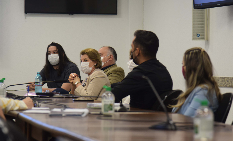 O Paraná vai começar a vacinar adolescentes de 12 a 17 anos com comorbidades e jovens de 17 anos sem comorbidades. A definição aconteceu nesta terça-feira (21) em reunião da Secretaria de Estado da Saúde com o Conselho de Secretarias Municipais de Saúde do Paraná (Cosems/PR) e a Associação dos Municípios do Paraná (AMP). Foto: Américo Antonio/SESA
