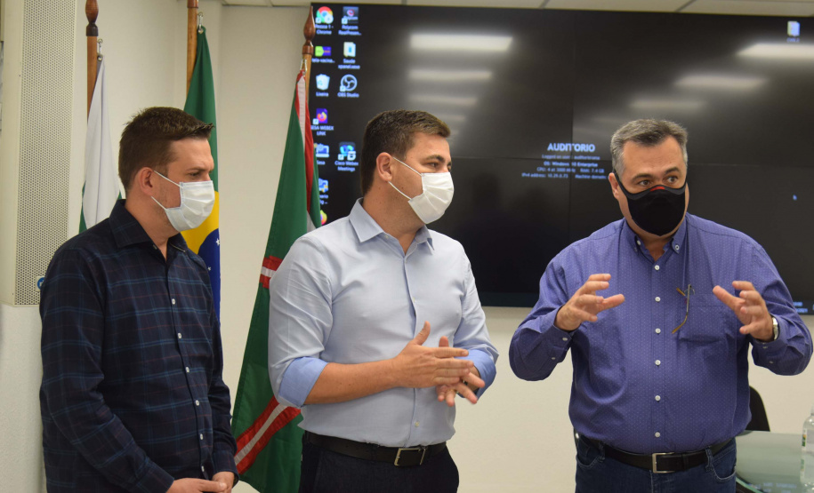 O Paraná vai começar a vacinar adolescentes de 12 a 17 anos com comorbidades e jovens de 17 anos sem comorbidades. A definição aconteceu nesta terça-feira (21) em reunião da Secretaria de Estado da Saúde com o Conselho de Secretarias Municipais de Saúde do Paraná (Cosems/PR) e a Associação dos Municípios do Paraná (AMP). Foto: Américo Antonio/SESA