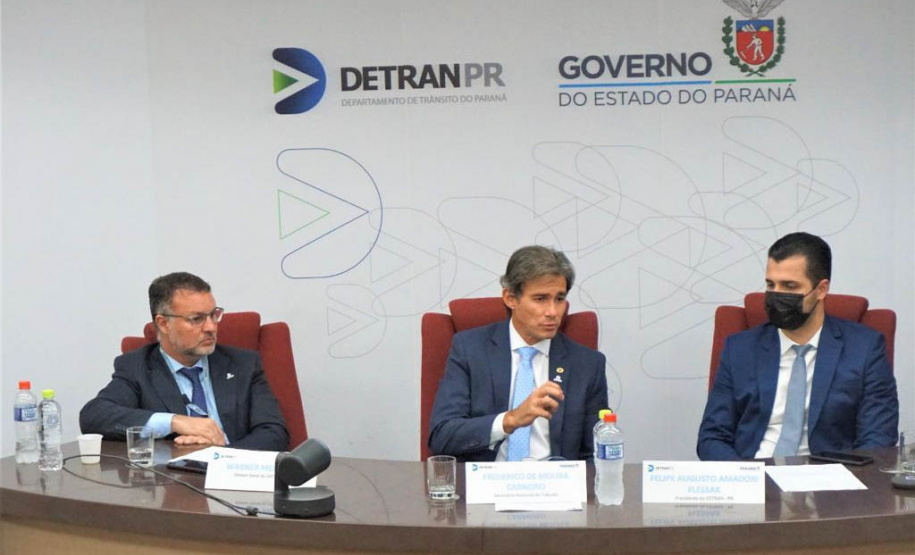 Políticas nacionais de trânsito e ações do Paraná nesta área foram os temas debatidos na reunião conjunta do Conselho Estadual de Trânsito (Cetran) e das Juntas Administrativas de Recursos e Infrações do Estado do Paraná (JARIs) com o secretário nacional de Trânsito, Frederico de Moura Carneiro. Foto: Casa Civil