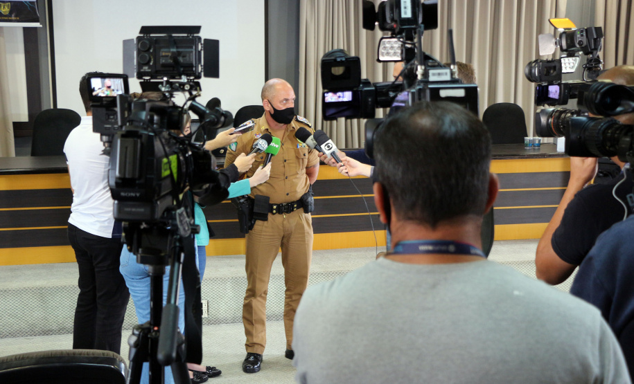 Envolvidos em tentativa de latrocínio de policial militar são localizados em operação conjunta na Capital . Na foto, coletiva de imprensa  -  Curitiba, 21 de setembro de 2021.  -  Foto: Soldado Amanda Morais