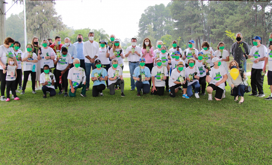 Nesta terça-feira (21), o Dia da Árvore foi comemorado em diversos municípios do Paraná com a distribuição e plantio de mais de 400 mil mudas de espécies nativas. As mudas foram distribuídas pelo Instituto Água e Terra (IAT) que possui 19 viveiros florestais e dois laboratórios de sementes de árvores nativas. Foto: Alessandro Vieira/SEDEST