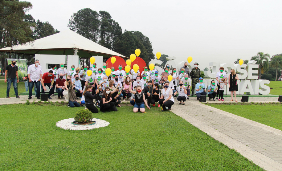 Nesta terça-feira (21), o Dia da Árvore foi comemorado em diversos municípios do Paraná com a distribuição e plantio de mais de 400 mil mudas de espécies nativas. As mudas foram distribuídas pelo Instituto Água e Terra (IAT) que possui 19 viveiros florestais e dois laboratórios de sementes de árvores nativas. Foto: Alessandro Vieira/SEDEST