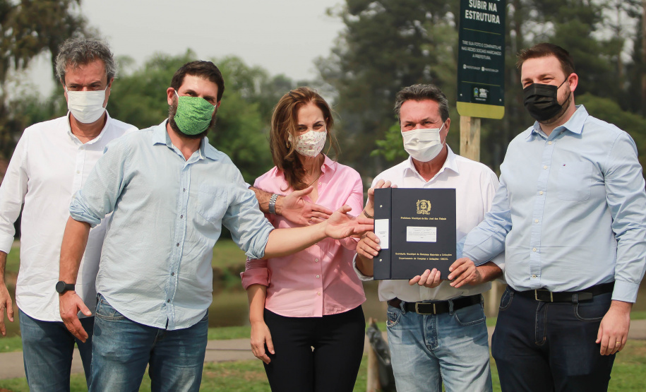 Nesta terça-feira (21), o Dia da Árvore foi comemorado em diversos municípios do Paraná com a distribuição e plantio de mais de 400 mil mudas de espécies nativas. As mudas foram distribuídas pelo Instituto Água e Terra (IAT) que possui 19 viveiros florestais e dois laboratórios de sementes de árvores nativas. Foto: Alessandro Vieira/SEDEST