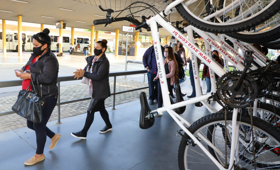 Para celebrar o Dia Mundial Sem Carro, comemorado todo início da primavera, em 22 de setembro, a Coordenação da Região Metropolitana de Curitiba (Comec) iniciou, em Colombo, uma ação para incentivar o uso de meios alternativos de transporte. Em parceria com a Viação Santo Ângelo, empresa operadora de ônibus, foi lançado nesta quarta-feira (22) o projeto Última Milha, que disponibiliza bicicletas para que os usuários do transporte coletivo utilizem até o seu destino final. Foto: Ari Dias/AEN