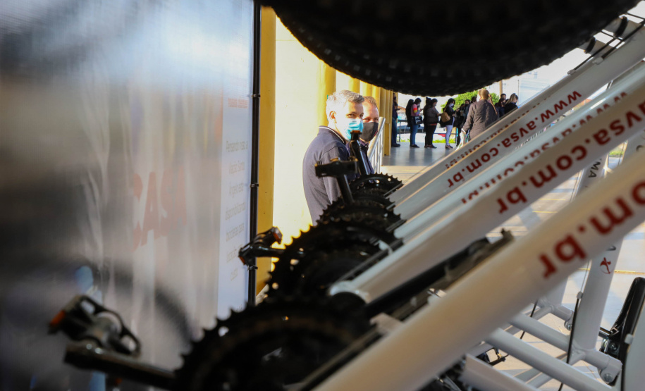 Para celebrar o Dia Mundial Sem Carro, comemorado todo início da primavera, em 22 de setembro, a Coordenação da Região Metropolitana de Curitiba (Comec) iniciou, em Colombo, uma ação para incentivar o uso de meios alternativos de transporte. Em parceria com a Viação Santo Ângelo, empresa operadora de ônibus, foi lançado nesta quarta-feira (22) o projeto Última Milha, que disponibiliza bicicletas para que os usuários do transporte coletivo utilizem até o seu destino final. Foto: Ari Dias/AEN