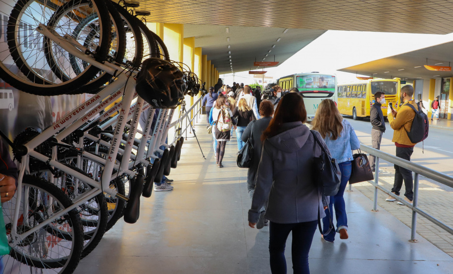 Para celebrar o Dia Mundial Sem Carro, comemorado todo início da primavera, em 22 de setembro, a Coordenação da Região Metropolitana de Curitiba (Comec) iniciou, em Colombo, uma ação para incentivar o uso de meios alternativos de transporte. Em parceria com a Viação Santo Ângelo, empresa operadora de ônibus, foi lançado nesta quarta-feira (22) o projeto Última Milha, que disponibiliza bicicletas para que os usuários do transporte coletivo utilizem até o seu destino final. Foto: Ari Dias/AEN