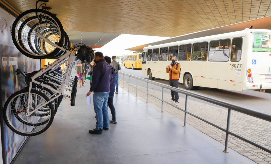 Para celebrar o Dia Mundial Sem Carro, comemorado todo início da primavera, em 22 de setembro, a Coordenação da Região Metropolitana de Curitiba (Comec) iniciou, em Colombo, uma ação para incentivar o uso de meios alternativos de transporte. Em parceria com a Viação Santo Ângelo, empresa operadora de ônibus, foi lançado nesta quarta-feira (22) o projeto Última Milha, que disponibiliza bicicletas para que os usuários do transporte coletivo utilizem até o seu destino final. Foto: Ari Dias/AEN